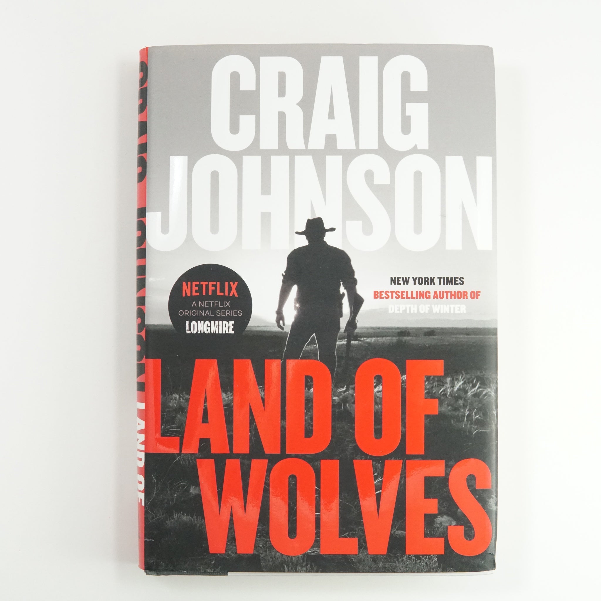 BK 5 LAND OF WOLVES BY CRAIG JOHNSON #12280 D2 D3C23